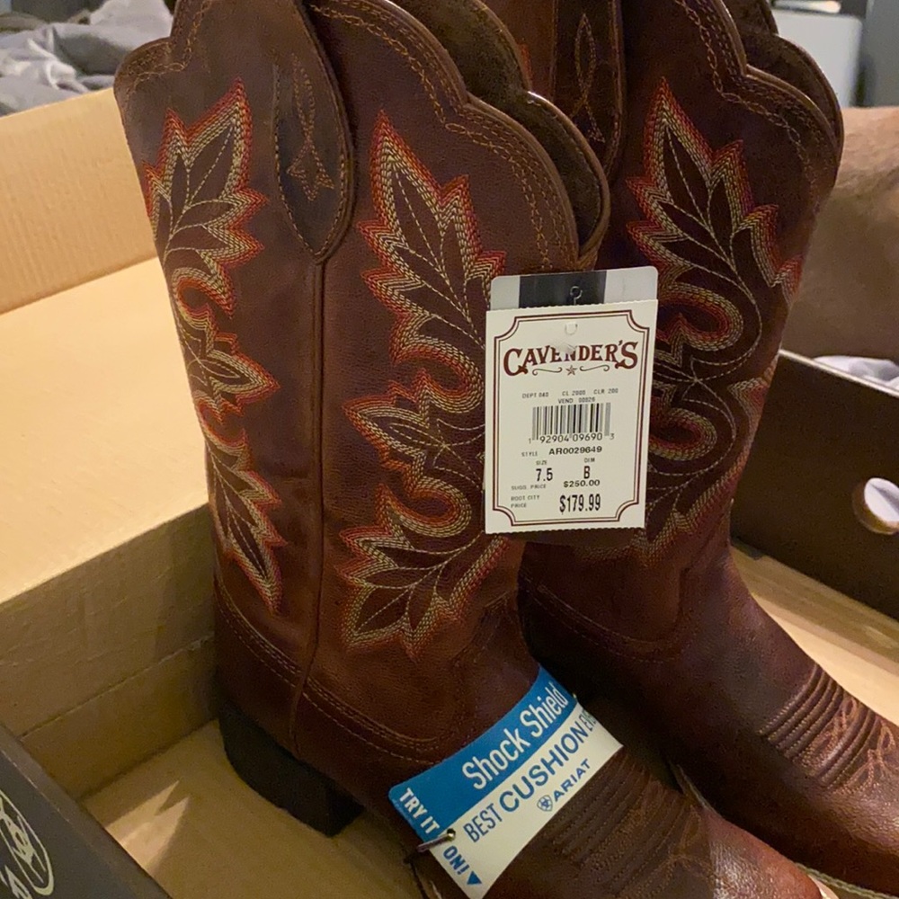 Ariat woman’s square toe boots. Size 7.5  never worn